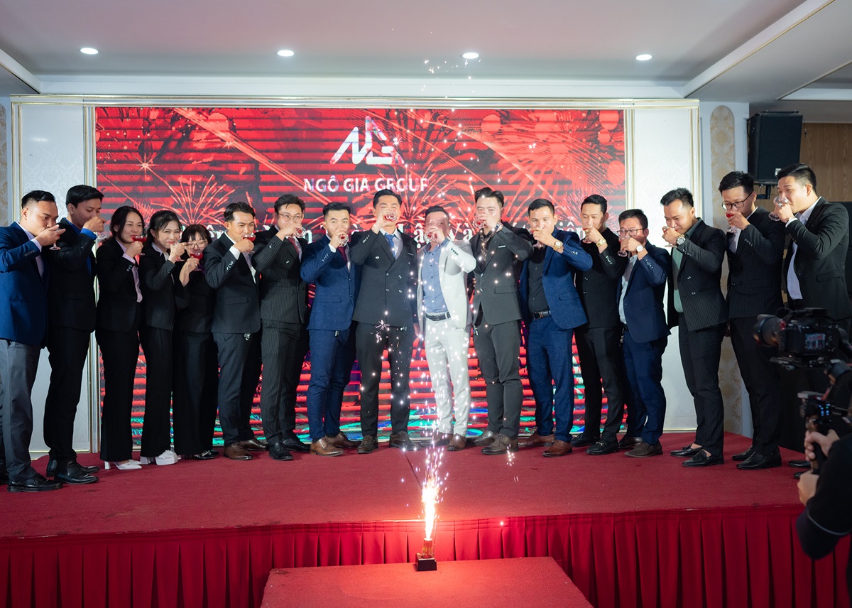 Banner Ngô Gia Holdings 2